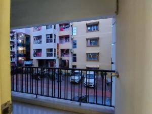 balcone con vista su un edificio. di Mira International a Digha