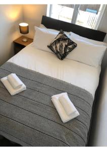 un grande letto con due cuscini sopra di Perfectly placed 3 bed home in a peaceful close a Darlington
