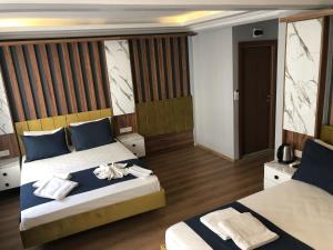 Sultanahmet Nu Hotel في إسطنبول: غرفه فندقيه سريرين عليها مناشف