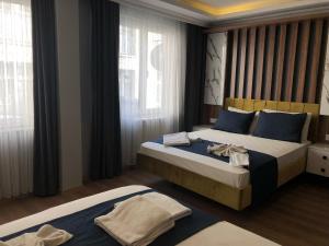 um quarto com 2 camas e almofadas azuis em Sultanahmet Nu Hotel em Istambul