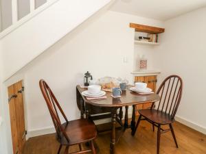 - une salle à manger avec une table et deux chaises dans l'établissement Yon Cottage, à York