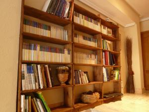 a book shelf filled with books in a room at Hotel La Brañina in Villablino