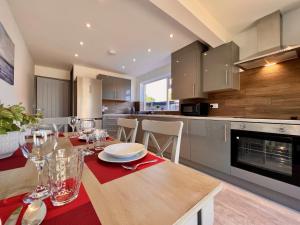 una cocina con una mesa con una servilleta roja. en Curzon House One - Great for Contractors or Family Holidays en Cleethorpes