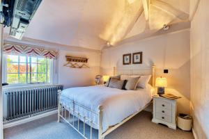 um quarto com uma cama e uma janela em The Woolpack Inn em Coggeshall