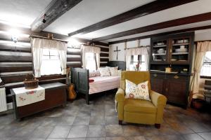ein Schlafzimmer mit einem Bett und einem Stuhl in der Unterkunft U Kopejdy in Smržovka
