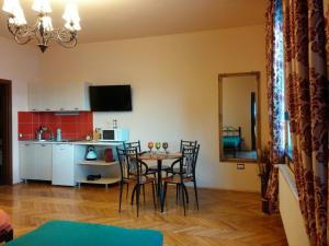 una cucina e una sala da pranzo con tavolo e sedie di Mozart Studios a Cluj-Napoca Altre 22 foto