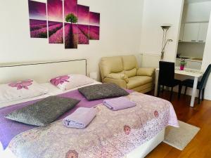 1 dormitorio con 1 cama con 2 almohadas en Nova galerija Ema, en Zagreb