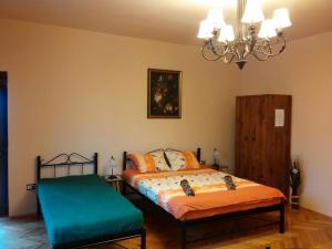 una camera da letto con un letto e un lampadario di Mozart Studios a Cluj-Napoca