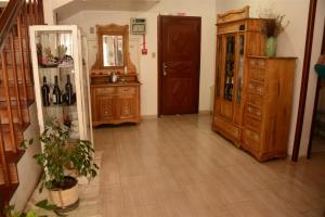 uma sala de estar com pisos em madeira e um quarto com uma porta em Altos da Serra Hotel em São Joaquim