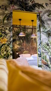 1 dormitorio con 1 cama con cabecero amarillo en Luxury Copacabana proche Orly et Paris avec baignoire extérieur, en Draveil