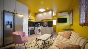 a living room with a couch and a kitchen at Luxury Copacabana proche Orly et Paris avec baignoire extérieur in Draveil