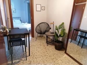 pokój ze stołem, krzesłem i lustrem w obiekcie Minimal Studio Varnava Square - Kallimarmaro Area w Atenach