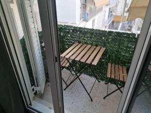 stół piknikowy i 2 krzesła na balkonie w obiekcie Minimal Studio Varnava Square - Kallimarmaro Area w Atenach