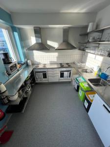 kuchnia z urządzeniami i blatami ze stali nierdzewnej w obiekcie Bodø Hostel & Motel w mieście Bodø