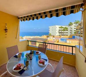 Una mesa con comida y vista al mar. en Vista La Gomera - 2 minutes walk from the beach!, en Puerto de Santiago