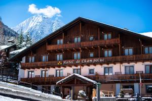 a chamonix hotel with a mountain in the background at Hotel De Champoluc in Champoluc