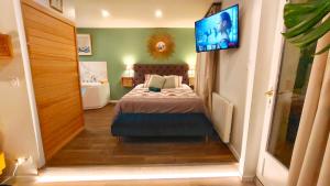 Postel nebo postele na pokoji v ubytování Votre Escale Jungle Sauna & Spa