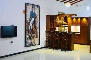ヒッカドゥワにあるWhite Horseの大きな絵画が飾られたリビングルーム