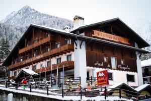 a large building in the snow with a mountain at Hotel De Champoluc in Champoluc