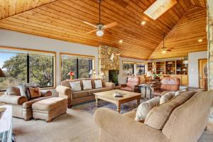 Istumisnurk majutusasutuses Spicewood Treehouse