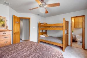 Voodi või voodid majutusasutuse Spicewood Treehouse toas
