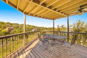 Rõdu või terrass majutusasutuses Spicewood Treehouse