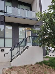 un bâtiment avec un escalier en face d'un bâtiment dans l'établissement Midtown 4 bedroom home Free Wi-Fi and parking, à Toronto