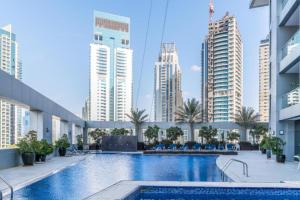 Bazén v ubytování Sky view tower apartment in Dubai Marina JBR nebo v jeho okolí