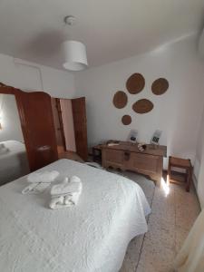 1 dormitorio con 1 cama con toallas en Casa Rincón, en Iznatoraf