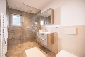 Koupelna v ubytování Zeit.Glück Appartements + 37 fotografií
