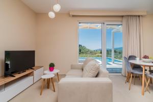 Televízia a/alebo spoločenská miestnosť v ubytovaní Spartakos Luxury Villa 1
