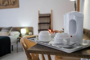una mesa con dos tazas y una tostadora en ella en Hotel Los Narejos, en Los Alcázares