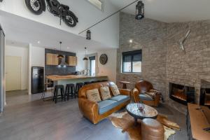 sala de estar con sofá y chimenea en La Fabrique, Loft 100 m2, en Rives