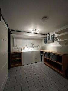 cocina con fregadero y lavavajillas en Two Bedroom House by Snow Valley Lodging, en Fernie