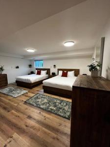 1 dormitorio con 2 camas y 2 alfombras en Two Bedroom House by Snow Valley Lodging, en Fernie