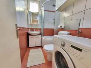 y baño con lavadora. en Apartment Kantrida-Near the Beach, en Rijeka