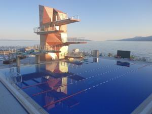 una piscina en un crucero en el agua en Apartment Kantrida-Near the Beach, en Rijeka