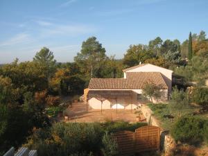 an aerial view of a house with a garden at Charmante Petite Maison & Terrasse Plein SUD au Calme ! in Entrecasteaux