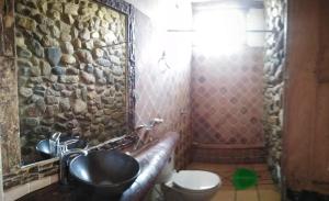 a stone bathroom with a sink and a toilet at Hermoso lugar familiar cerca a Villa de Leyva in Sutamarchán +22 photos