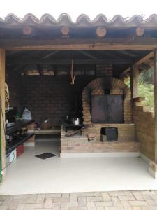 uma cozinha exterior com um grande forno de tijolos em Hermoso lugar familiar cerca a Villa de Leyva em Sutamarchán