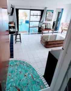 uma vista para uma sala de estar com piso em azulejo em Villa Kaiae em Sandy Ground Village