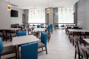 una sala da pranzo con tavoli e sedie blu di Holiday Inn Express - Washington DC Downtown, an IHG Hotel a Washington