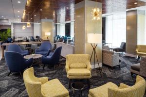 hol z krzesłami i poczekalnią w obiekcie Holiday Inn Express - Washington DC Downtown, an IHG Hotel w Waszyngtonie
