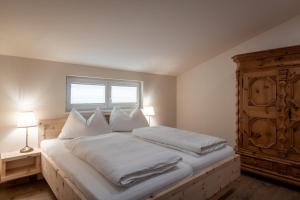 Łóżko lub łóżka w pokoju w obiekcie Penthouse „Das Besenhaus“