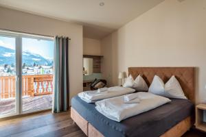 sypialnia z łóżkiem i dużym oknem w obiekcie Penthouse „Das Besenhaus“ w mieście Altenmarkt im Pongau