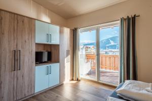 sypialnia z łóżkiem i dużym oknem w obiekcie Penthouse „Das Besenhaus“ w mieście Altenmarkt im Pongau