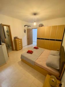 ein Schlafzimmer mit einem großen Bett in einem Zimmer in der Unterkunft Cristina Home in St Paul's Bay