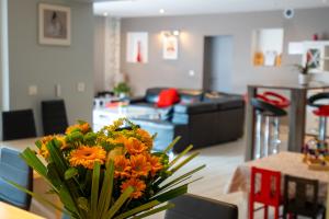 un vase de fleurs sur une table dans le salon dans l'établissement Villa Reunion, à Wenduine