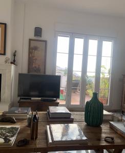 Televízia a/alebo spoločenská miestnosť v ubytovaní Sea view Penthouse Marbella in "el Señorio de Marbella"