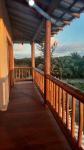 uma varanda de uma casa com vista para o oceano em Casa D´Alicia em Maraú